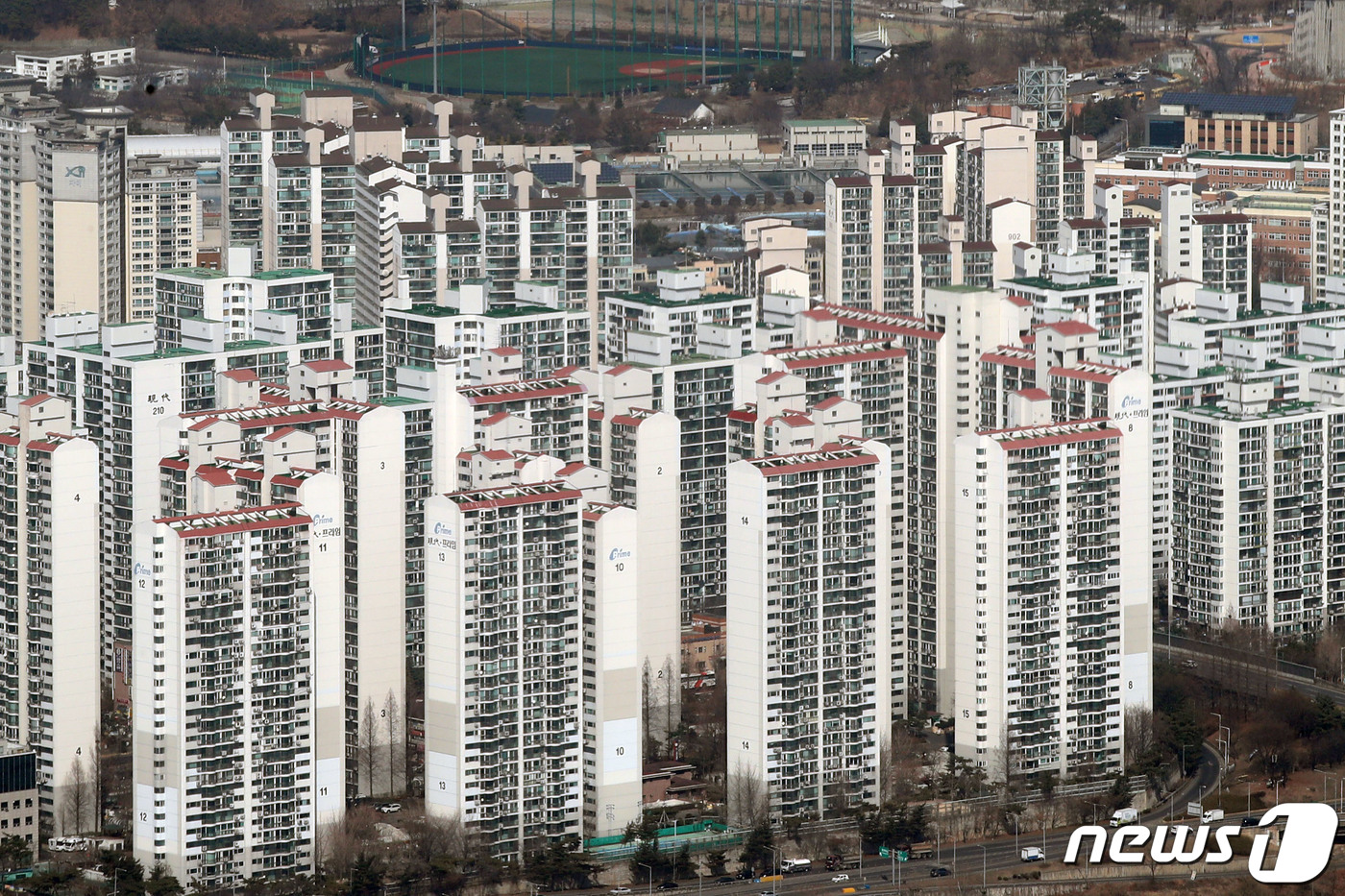 서울 송파구 롯데월드타워 서울스카이에서 바라본 서울 아파트 단지. 2021.2.23/뉴스1 © News1 임세영 기자