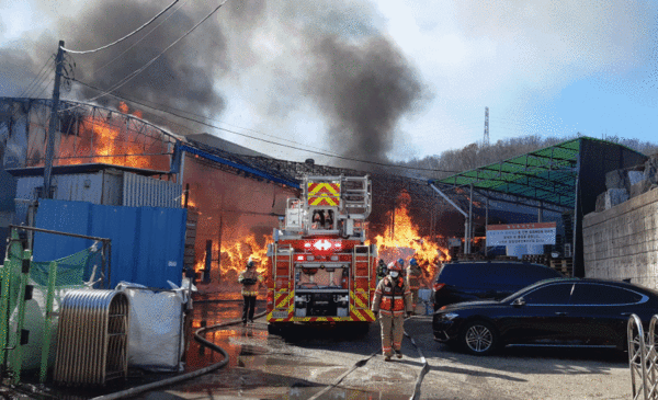 2일 오전 인천시 서구 화장지제조 공장에서 불이나 70대 직원 1명이 다쳤다. 소방대원들이 화재를 진압중이다.(인천서부소방서제공)2021.3.2/뉴스1