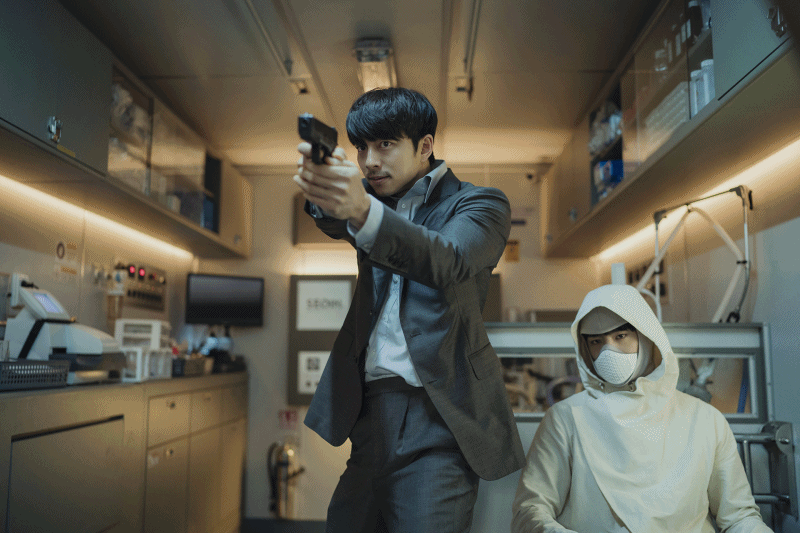 공유와 박보검이 주연한 화제작 '서복'은 극장과 티빙에서 다음 달 15일 동시 공개된다. CJ ENM 영화사업본부 제공
