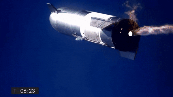 스타십의 시제품 ‘SN9’가 시험 비행 성공 이후 착륙도중 폭발하는 모습