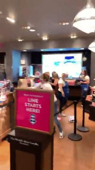 미국 애리조나주의 한 매장에서 고객과 직원 사이에 난투극이 벌어졌다. /사진=트위터