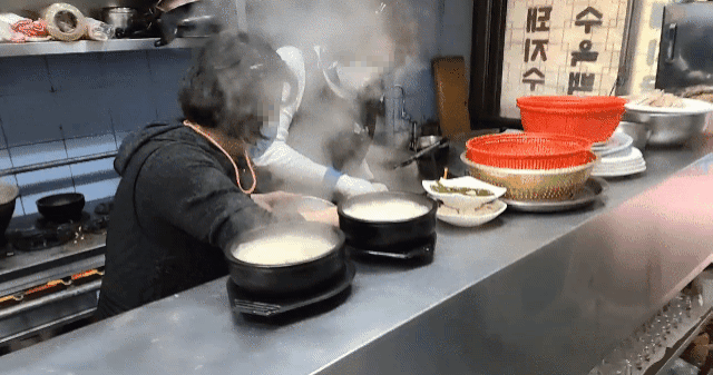 남긴 깍두기를 재사용하는 직원. BJ파이 생방송 캡처