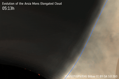 화성 구름의 모습. 사진 속 검은 부분은 화성의 밤이며 파란색 줄은 밤과 낮의 경계다.