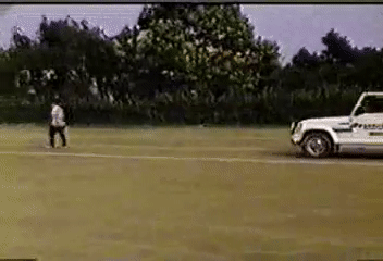 1993년 당시 한민홍 고려대 산업공학과 연구진이 운동장에서 자율주행차를 테스트하는 모습./사진제공=한민홍 첨단차 대표(전 고려대 산업공학과 교수)