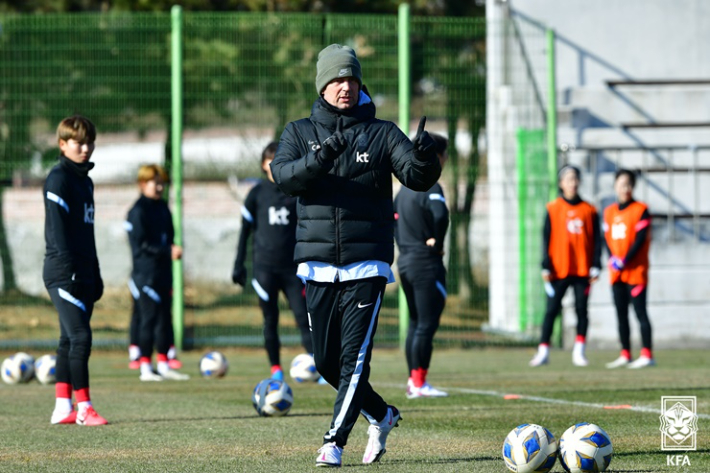 콜린 벨 감독과 女 축구, 사상 첫 올림픽 위한 마지막 담금질