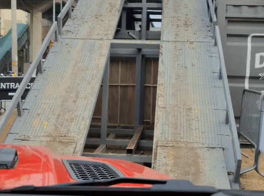 28도 경사각을 오르는 가장 짜릿한 코스 '트랙션(경사로)'.&nbsp;5m 상공에서 주문한 음식을 받아 내려오는 색다른 경험을 제공했다.&nbsp;