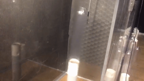 진동의 원리로 전기를 생산헤 조명을 켜는 테스트를 진행하는 모습. 보텍스 블레이드리스