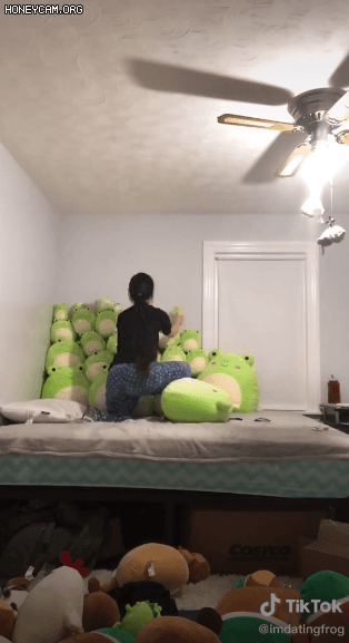 스퀴시 멜로 '애호가'가 인형 탑쌓기에 도전하고 있다. [틱톡@imdatingfrog]