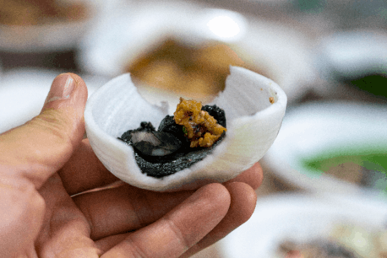 갑오징어회를 쫄깃한 맛으로 먹는다면, 먹찜은 부드럽다. 고소하면서도 담백한 맛. 생양파와 궁합이 잘 맞는다. 먹물을 입가 묻힐 각오를 해야 한다. 한우삼합은 장흥산 키조개 관자, 한우, 표고버섯을 한꺼번에 싸먹는 장흥의 대표 먹거리다.