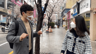 "안녕하세요. 만나서 반갑습니다" 기자와 수어로 인사를 나누는 농인 조주영(오른쪽)씨. 농인과 만날 때는 입 모양이 드러나는 투명마스크를 착용하는 것이 기본 예절이다. 조씨는 구화술로 대화의 30~40%를 이해할 수 있다. 수어통역사 채주연 제공