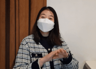 "안녕하세요. 제 이름은 조주영이고요. 지금 대학원에 다니고 있습니다. 그리고 회사 일도 같이 하고 있어요."