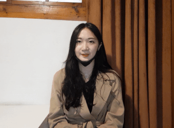 "안녕하세요. 만나서 반갑습니다. 저는 수어통역사 채주연이고요. 수어 이름은 이것입니다." 농인들은 한글 자모를 일일이 전하는 번거로움을 생략해 자신만의 수어 이름을 가진 경우가 많다. 채씨는 비장애인에게 수어를 알리는 유튜브 채널 '수채화채주연'을 운영한다.