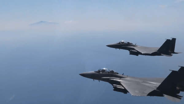 제주 상공을 비행하는 F15K. 공군 제공