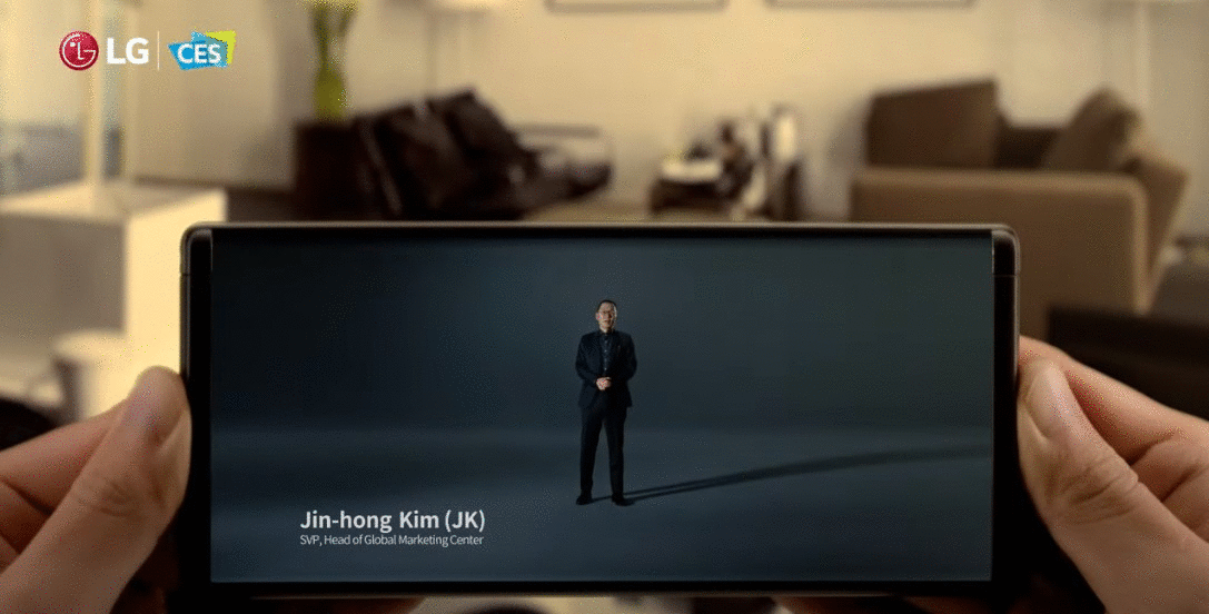 LG 롤러블의 화면이 펼쳐지는 모습. 버튼을 눌러 말려 있던 화면이 펼쳐졌다 접혔다 하는 방식으로 구동될 것으로 예상된다.  (사진= LG전자 기자간담회 영상 캡쳐)