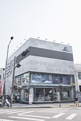 현대신촌뉴발란스 이미지