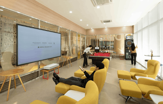 30박 이상 투숙객이 무료로 24시간 이용할 수 있는 두두 라운지. 사진 서울드래곤시티