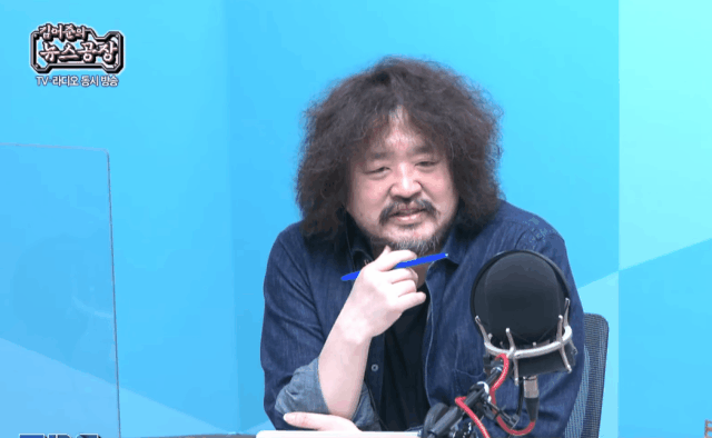 방송인 김어준 씨가 8일 TBS '김어준의 뉴스공장'을 진행하며 오세훈 서울시장 당선인과 관련해 언급하고 있다./출처=교통방송 유튜브