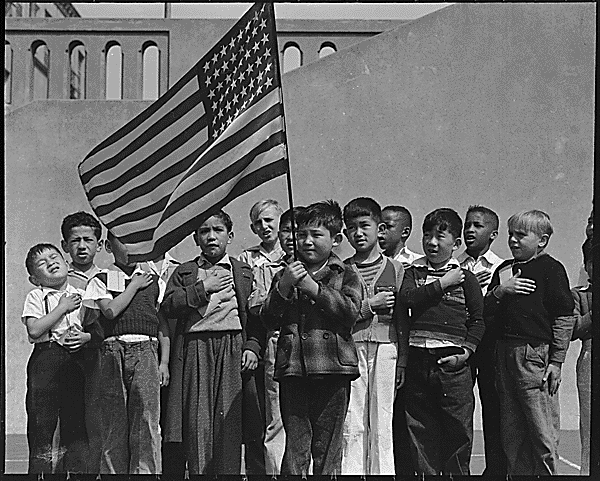 1942년 미국 샌프란시스코에서 미국 어린이들이 국기에 대한 맹세를 하고 있는 모습. 이후 일본계 어린이들은 수용 캠프로 강제 이주됐다. 미국 국립문서보관소