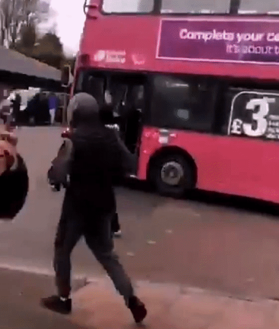 북아일랜드의 젊은 폭력 시위대가 8일(현지시간) 버스에 화염병을 던지고 있다. 켈리 보너 트위터 (@KellyBonner) 제공