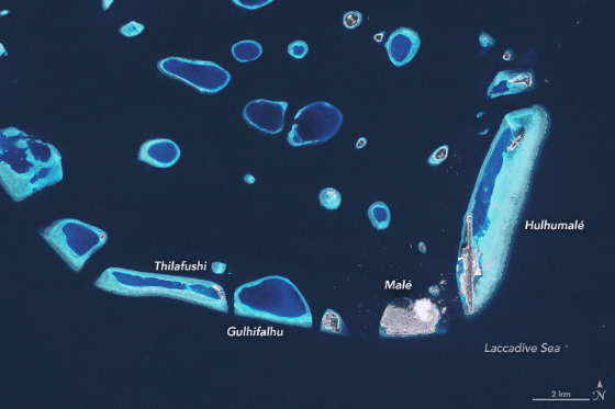 1997년과 2020년 위성으로 본 몰디브의 섬들. 말레 북동쪽에 거대한 인공섬인 훌후말레가 만들어졌다. 말레 왼쪽에 조성된 인공섬에서는 쓰레기 소각장에서 연기가 피어오르고 있다.