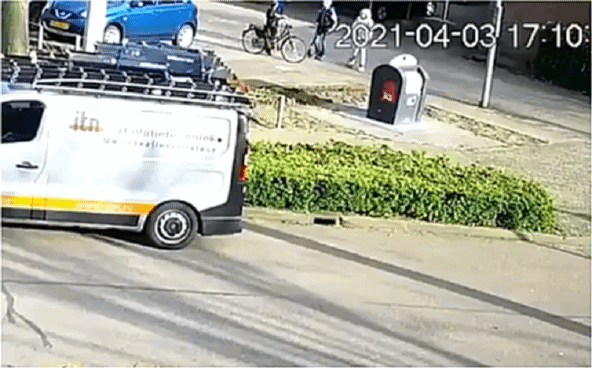 네덜란드에서 한 남성이 자전거 운행 중 스마트폰을 보다가 정차된 승합차를 보지 못하고 부딪히고 있다. 자전거 앞 바퀴가 차량에 걸리면서 남성은 얼굴과 상체를 세게 부딪혔다. [페이스북 캡처]