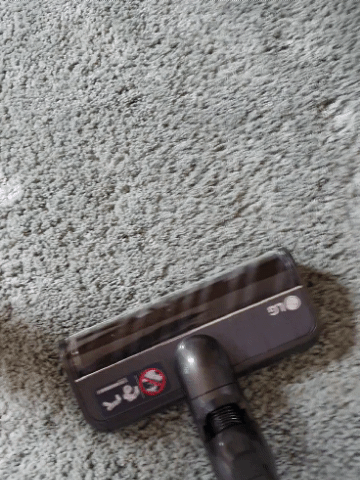 LG 코드제로A9S 오브제컬렉션 카펫 흡입구로 카펫 청소하는 모습. (사진=지디넷코리아)