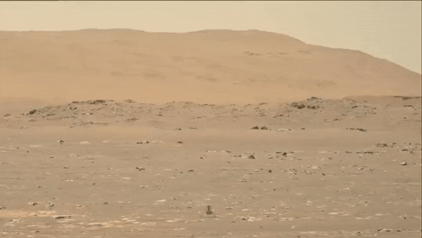 NASA 화성탐사 로버가 촬영한 인제뉴어티의 첫  화성 비행 모습  (영상=NASA)