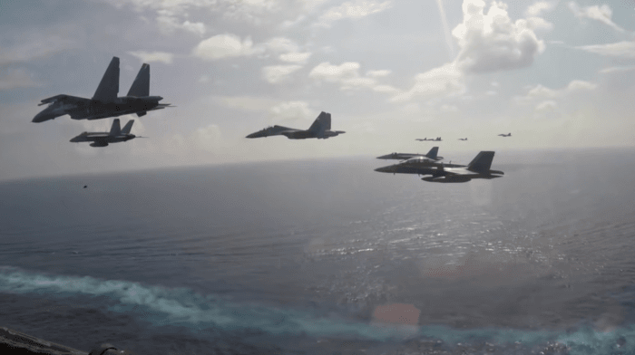 지난 8일 남중국해에서 미국 해군의 전투기와 말레이시아 공군의 전투기가 편대를 이뤄 미국의 핵추진 항공모함인 시어도어 루스벨트함 위로 날아가고 있다. 미국은 중국이 남중국해 영유권 분쟁을 일으키고 있는 동남아시아 국가들과 군사적 교류를 늘리고 있다. 미 해군 유튜브 계정 캡처