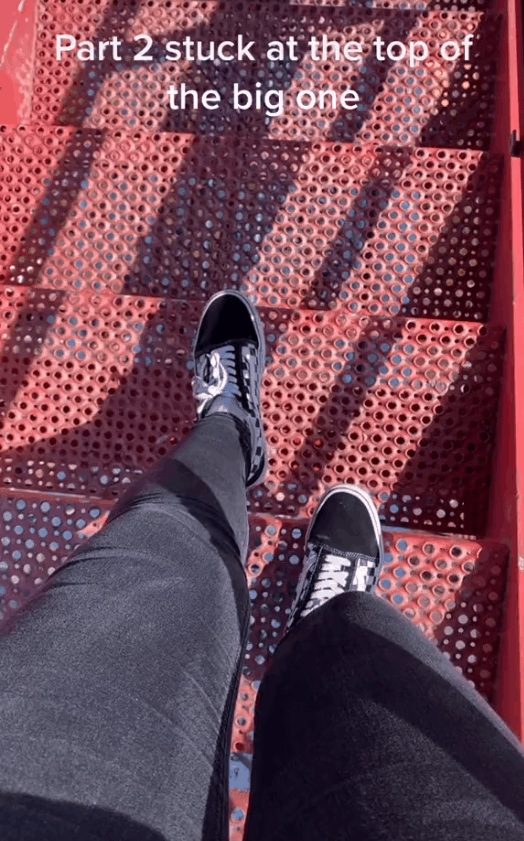 영국에서 가장 높은 높이의 롤러코스터인 ‘빅원’이 멈춰서는 사고가 발생하자 탑승객이 난간을 잡고 계단으로 내려오고 있다. /출처='geo_cornor' 틱톡