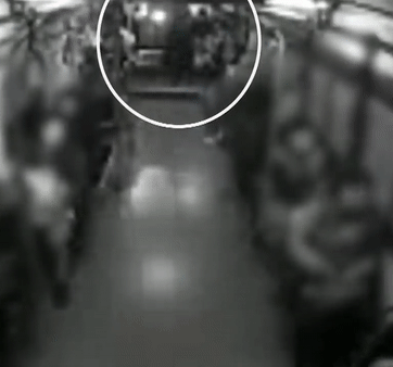 ‘칼치기’로 진주 여고생 사지마비 가해 운전자 항소심도 금고형 - 2019년 12월 16일 경남 진주시 한 도로에서 갑자기 끼어든 SUV차량에 시내버스가 출발하다 급정거하자 동그라미 원 안에 여고생이 버스 맨뒷좌석에 앉으려다 앞으로 튕겨 굴러 떨어지고 있다. 이 사고로 여고생은 동전함에 머리를 부딪혀 목이 골절돼 사지마비 등 중상해를 입었다. 유튜브 사고당시 영상 캡처 2021-04-29