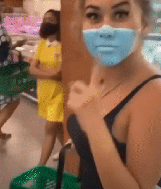 인도네시아 발리에서 마스크 착용 대신 그림으로 마스크를 그리고 마트를 돌아다니는 모습으로 논란을 빚은 유튜버 레아. [유튜브 캡처]