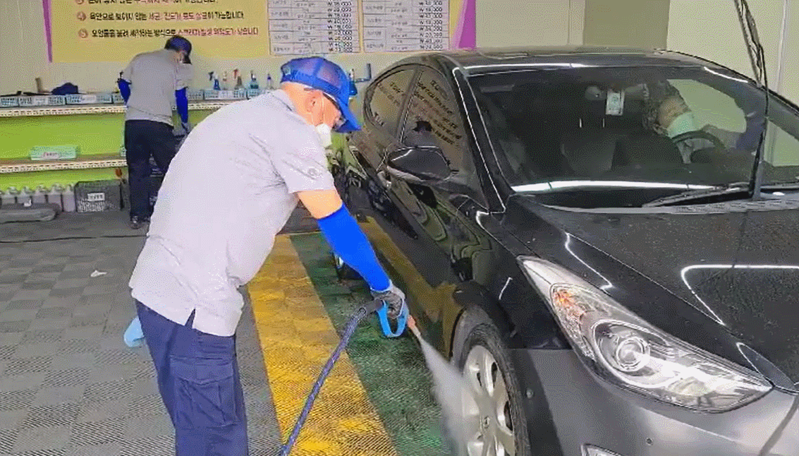 직원 임송행씨가 7일 용인시 '에코스팀세차장 효'에서 세차하고 있다. 사진 채혜선 기자