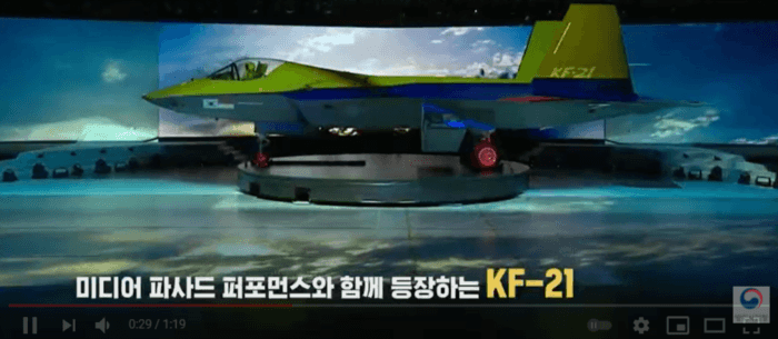 지난달 10일 경남 사천의 한국항공우주(KAI) 공장에서 열린 시제기 출고식에서 KF-21 보라매의 이름이 공개됐다. 방사청 유튜브 계정 캡처