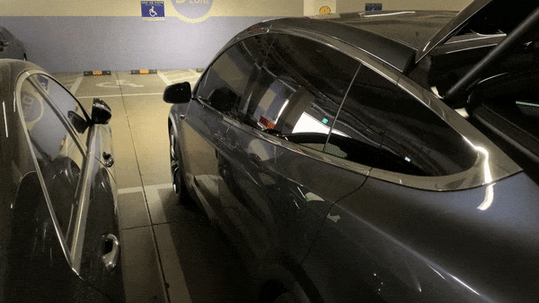 좁은 공간에서 모델X의 '팔콘 윙'을 작동시킨 모습/사진=이강준 기자