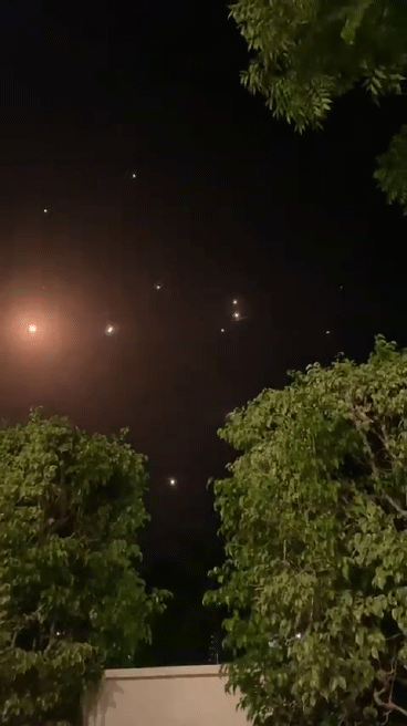 이스라엘군이 공개한 영상. 이스라엘의 미사일 방어 시스템 아이언 돔이 하마스의 로켓포를 공중에서 요격하고 있다. [트위터 캡처]