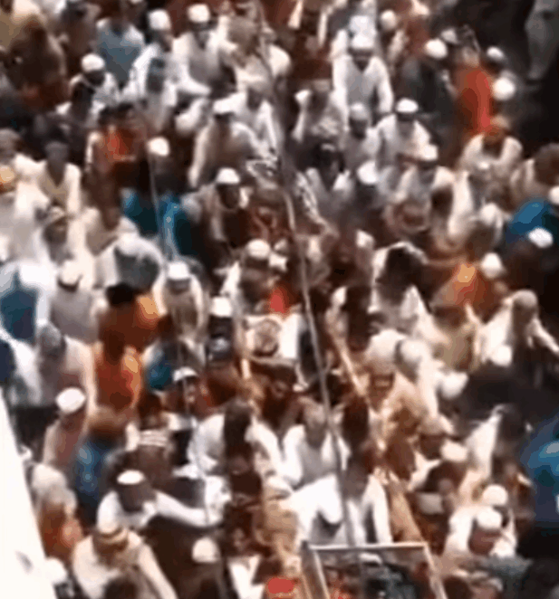 지난9일(현지시간) 인도 북부 우타르프라데시주에서 수만 명의 무슬림들이 한 이슬람 성직자의 시신을 운구하기 위해 몰려든 모습./출처=MOJO STORY 유튜브