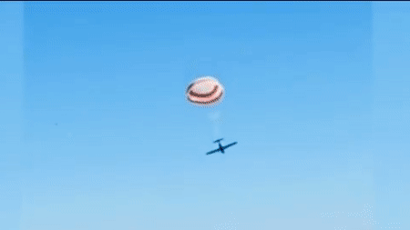 공중에서 충돌한 경비행기 한 대가 낙하산을 펴고 하강하는 모습. (ABC 7 유튜브 갈무리) © 뉴스1