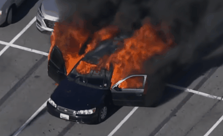 15일(현지시간) 오후 5시 30분쯤 메릴랜드주 몽고메리 카운티의 한 쇼핑센터 주차장에 있던 차량에서 화재가 발생했다. 출처 유튜브