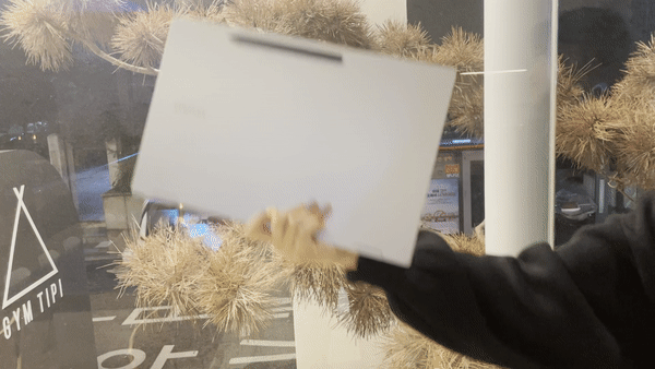 갤럭시북 프로 360 상단에 에 S펜을 부착하고 흔들어도 떨어지지 않았다. /사진=백유진 기자 byj@