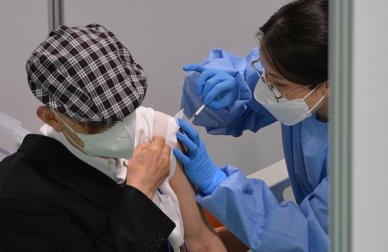 속보 정부 "60∼74세 고령층 백신 접종 사전예약률 49.5%"