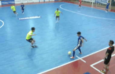 경기 중 상대 팀 선수의 하체를 발로 찬 제천FS 선수의 모습. 한국풋살연맹 중계 화면 캡처