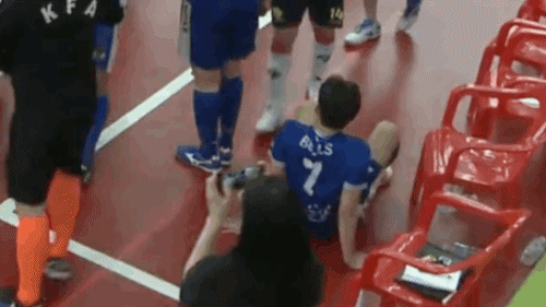 제천FS 선수로부터 발로 가격당해 바닥에 주저앉은 상대 선수의 손을 또 다른 제천팀 선수가 밟고 지나가는 모습. 한국풋살연맹 중계 화면 캡처