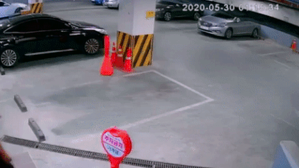 지난해 5월 30일 대구 북구의 한 주점 주차장에서 A씨가 피해자를 폭행하는 CCTV 장면