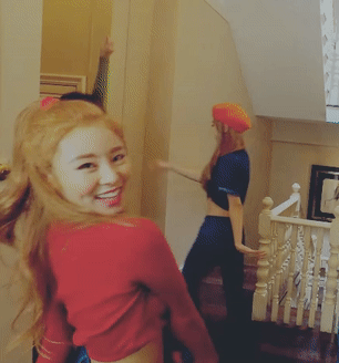 출처: 마마무 공식 유튜브 'MAMAMOO 넌 is 뭔들 MV 원테이크' 영상 캡처