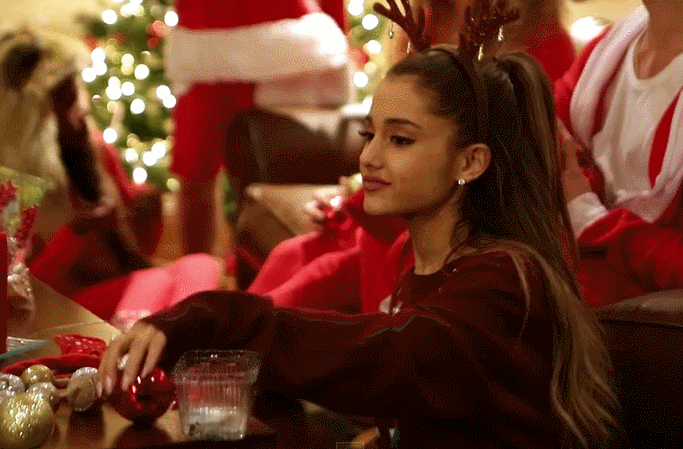 출처: 아리아나 그란데 뮤직비디오 ‘Santa tell me’