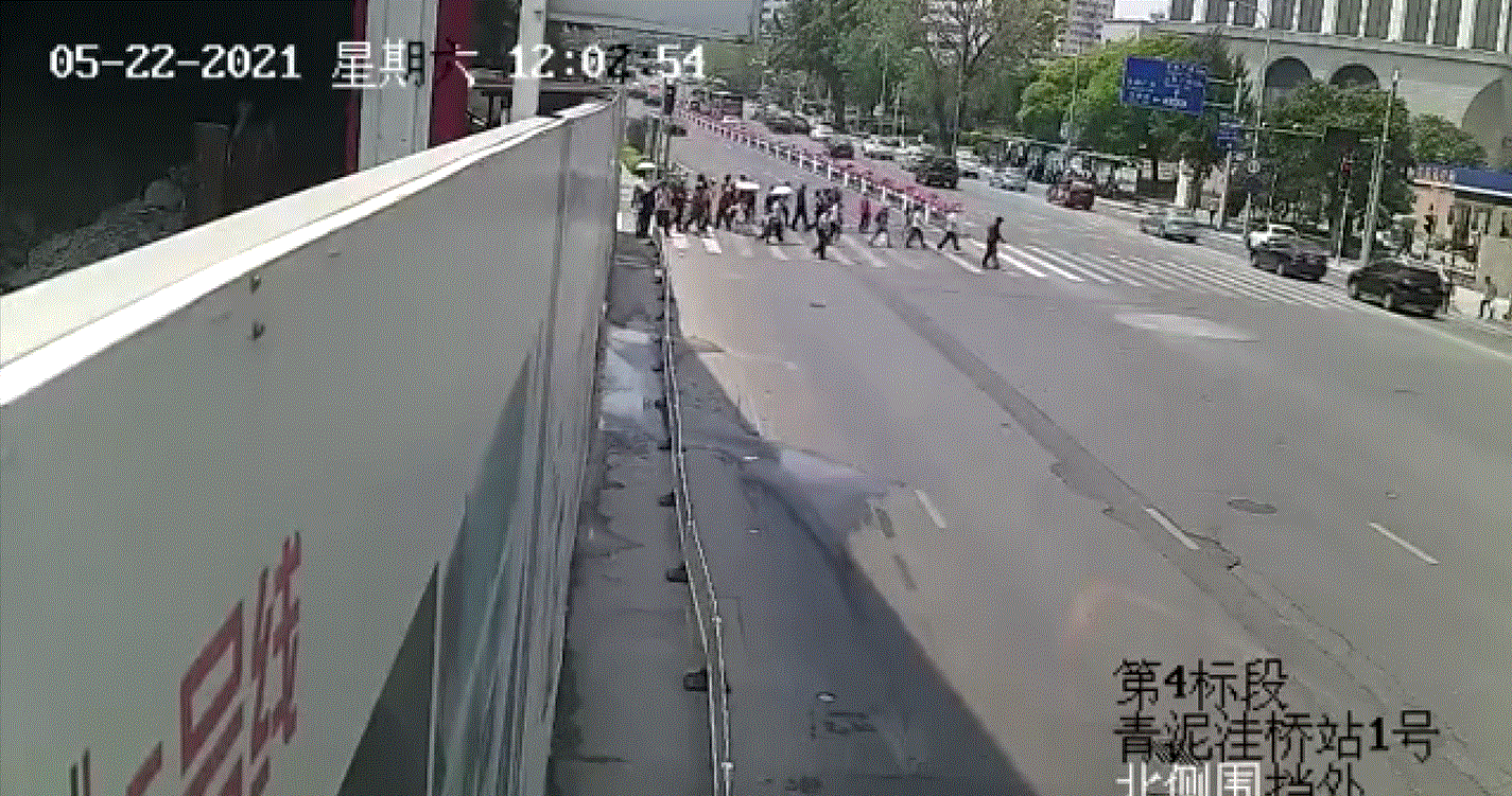 차량이 횡단보도를 향해 시속 108km 속도로 돌진해 5명이 숨지고 5명이 다쳤다. [화면출처:웨이보]