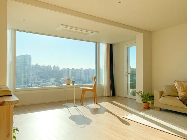 흙 속 진주였던 30평, 베란다 리모델링으로 얻은 통창 뷰 | 오늘의집 흙 속 진주였던 30평, 베란다 리모델링으로 얻은 통창 뷰 | 오늘의집
