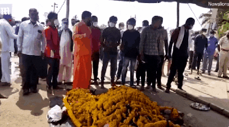 인도의 한 마을 종교단체가 신성하게 여기던 말(사진)이 죽자 대규모 장례식을 열었다.이날 장례식에는 주민 수백 명이 참석했으며, 상당수는 마스크를 착용하지 않는 등 방역 규칙을 지키지 않았다.