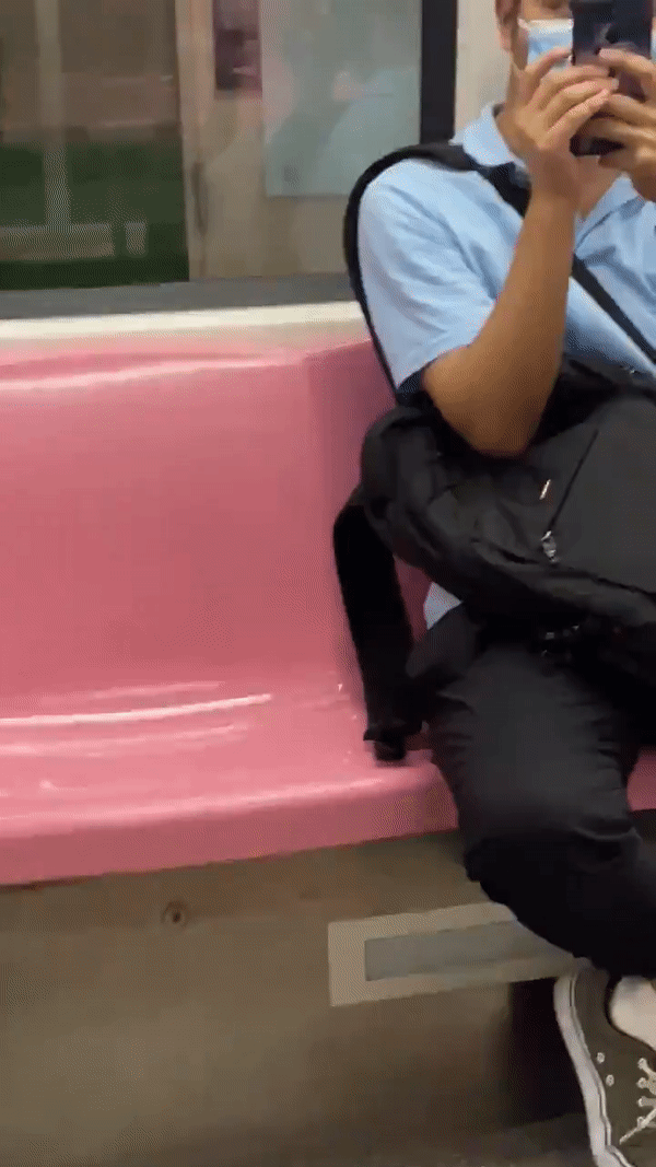 이 여성은 남성의 휴대전화 위치와 그의 행동에 수상함을 느껴 경찰에 신고했다. (트위터 cathariiine 갈무리) © 뉴스1