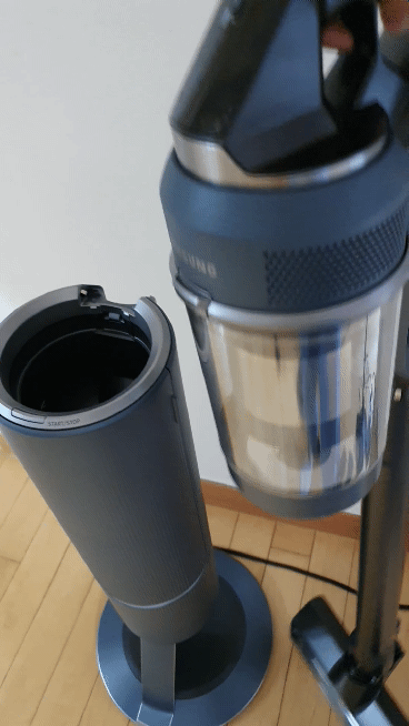 삼성 비스포크 제트는 청정스테이션에 거치해 충전과 먼지비움을 동시에 할 수 있다. (사진=지디넷코리아)